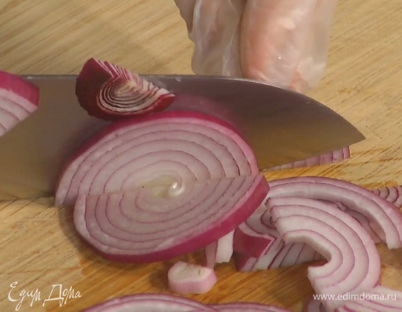 Красный лук почистить и нарезать тонкими полукольцами.