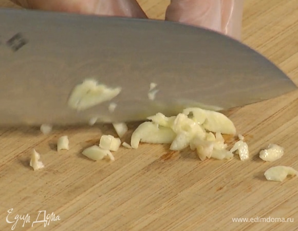 Чеснок почистить и мелко порубить.