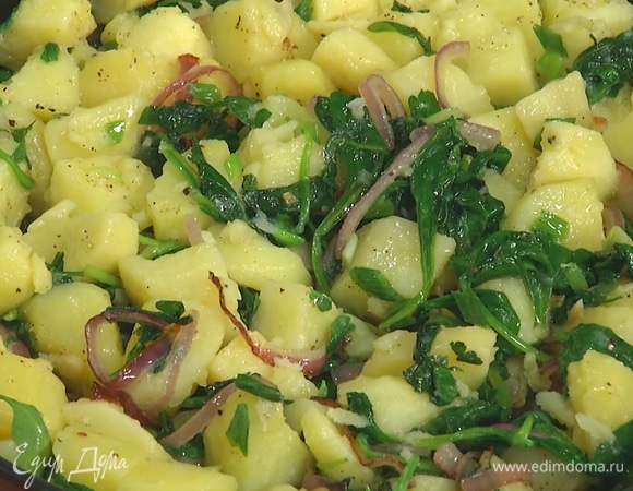 Добавить в сковороду отваренный картофель, слегка посолить, поперчить и перемешать. 