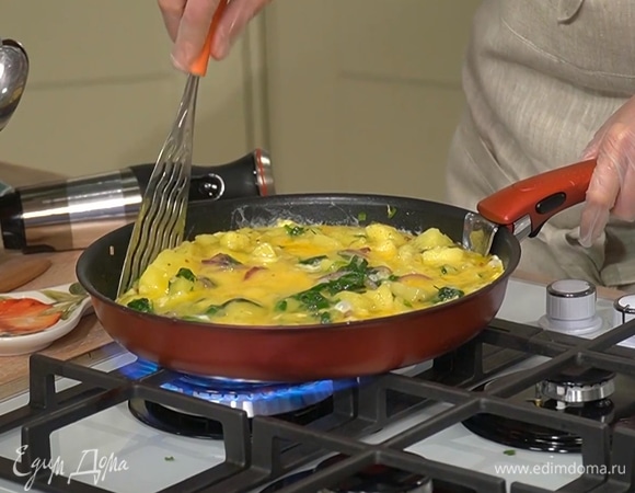 Яйца разбить, посолить, поперчить и взбить венчиком, затем влить в сковороду с овощами и жарить несколько минут. Когда яичница начнет схватываться по бокам, переставить сковороду в разогретую духовку и запекать 5–7 минут.