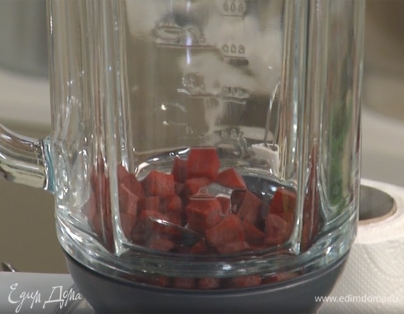 Свеклу почистить, порезать мелкими кубиками и выложить в чашу блендера.