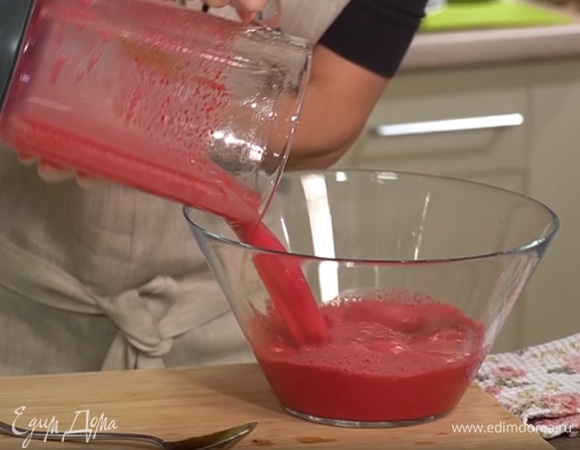 К свекле добавить овсяное молоко, рапсовое масло, уксус и солод, все взбить и перелить в глубокую миску.