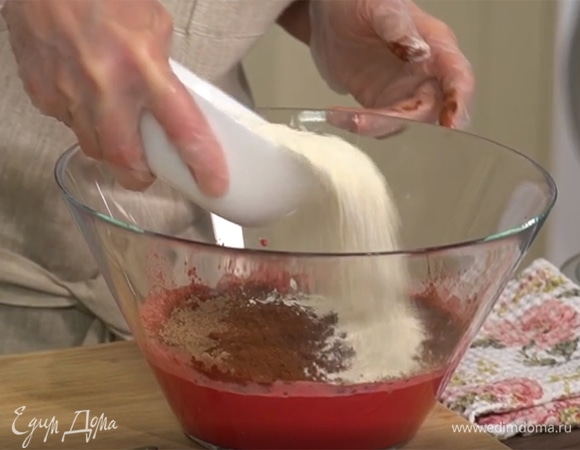 Всю муку, какао, соль и разрыхлитель всыпать в свекольную массу и лопаткой вымешать однородное тесто.