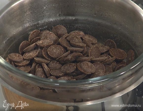 Шоколад поломать и растопить на водяной бане, непрерывно помешивая лопаткой.