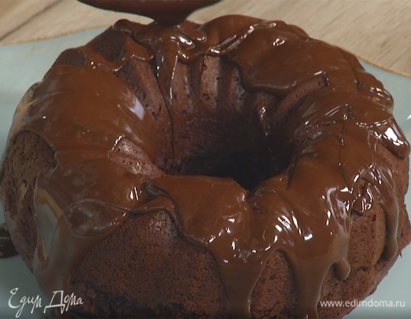 Готовый пирог полить растопленным шоколадом.