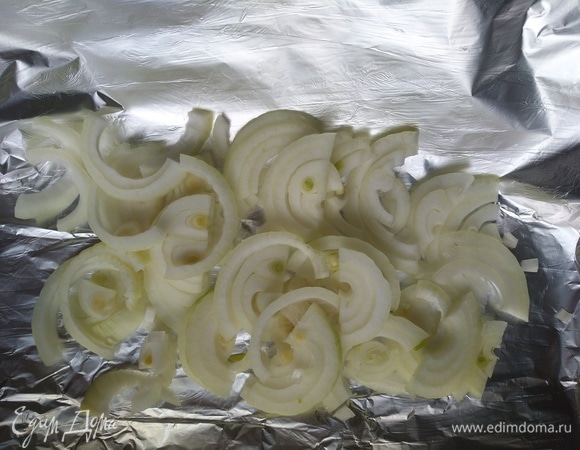 Запекать скумбрию будем в фольге. На фольгу сначала выкладываем лук.