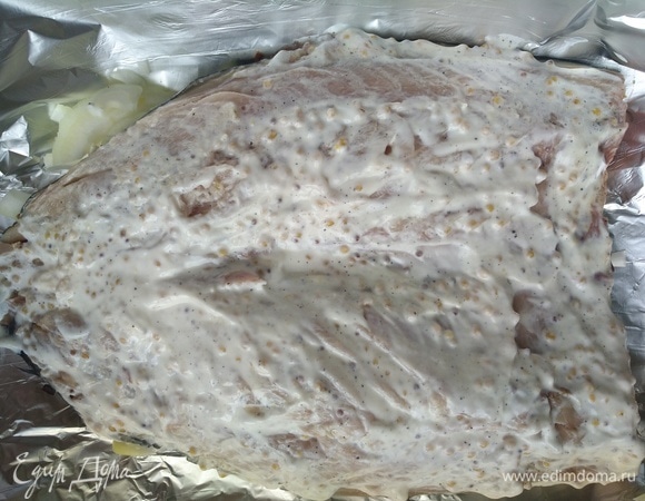 Затем сверху кладем скумбрию, солим, добавляем специи и смазываем соусом. Отправляем в разогретую до 200°C духовку на 30–35 минут. За 10 минут до готовности раскрываем фольгу, чтобы наша рыбка подрумянилась.