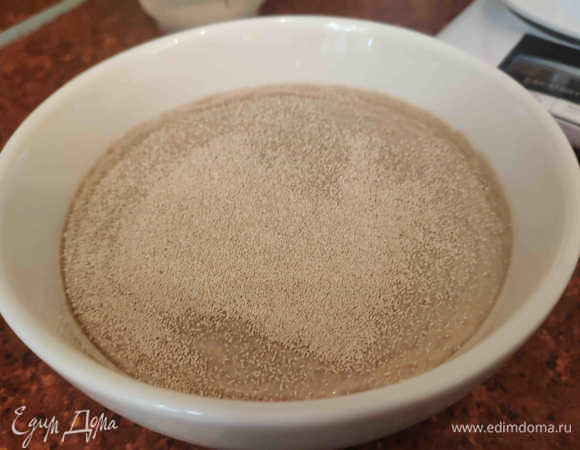 В теплую воду добавляем сухие дрожжи, даем им постоять 3–5 минут, после чего размешиваем.