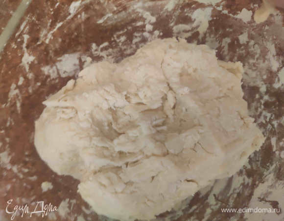 Теперь добавляем оставшуюся муку, конечно же, просеянную. Смешиваем все ингредиенты. Поначалу тесто не очень однородное. Как только вам удалось более-менее собрать тесто вместе, выкладываем его на рабочий стол для вымешивания. Может быть, вам захочется добавить немного воды, потому что мука у всех разная. Но это где-то 5 г воды, не больше. В этот раз я обошлась без добавления.