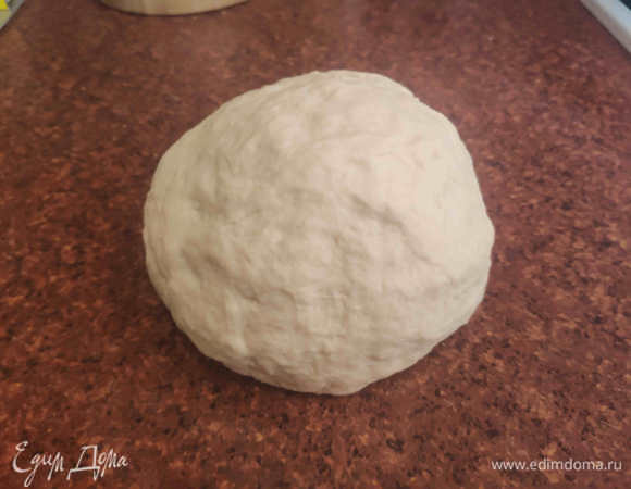 Выложили на рабочий стол и начинаем вымешивать. Тесто очень податливое, так что семь потов с вас не сойдет, уверяю. Минут 5–7 вымешиваем. Смотрите, совсем другое дело. Округляем тесто, собираем его в шар.