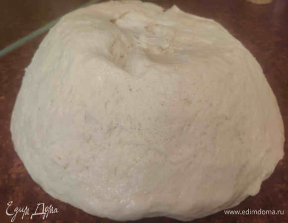 Достаем тесто, выкладываем на рабочий стол. Заметили, как оно изменилось? Мягкое, дышащее, его не хочется выпускать из рук, оно очень приятное. Минуты 3–4 еще помесим, получим удовольствие.