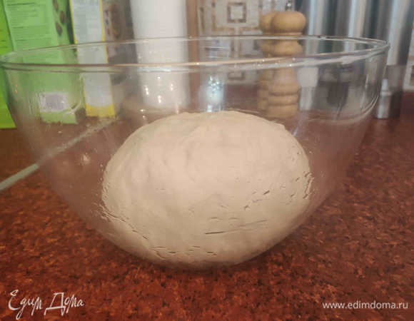 Опять округлим и опять положим в миску для второй расстойки. Накроем пленкой миску, уберем обратно в духовку еще на 30 минут.