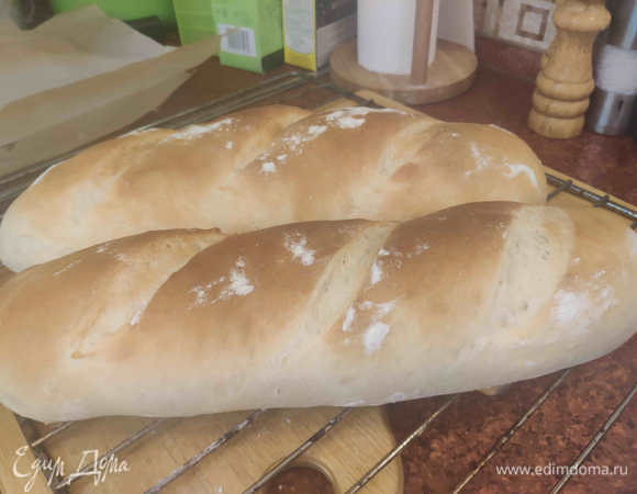 Вот какие в этот раз получились :) Может быть, неидеальные по форме, не «заводские». Зато рукотворные! Перекладываем на решетку и следим, чтобы домочадцы все-таки дали хлебушку остыть. Поверьте, это будет сделать сложнее, чем все, что описано раньше.