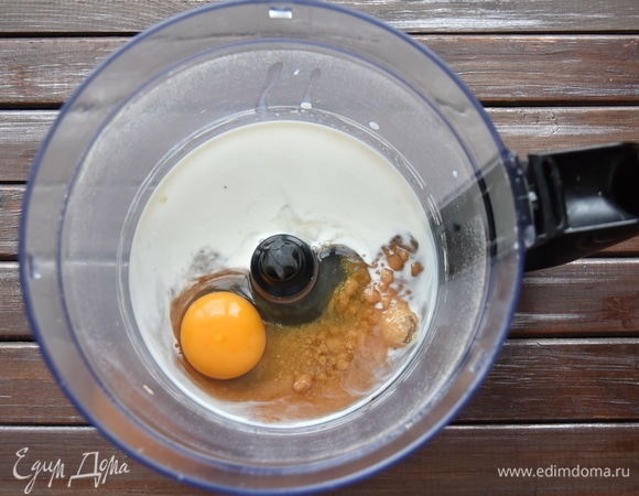 Соединить сахар с яйцом и молоком, взбить до однородности. Продолжая взбивать, ввести мягкое сливочное масло.