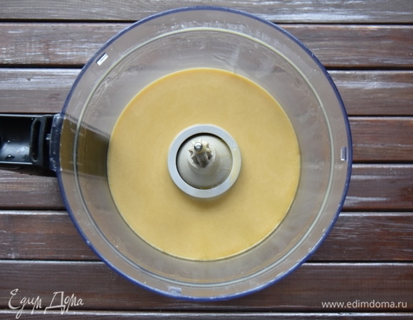 Продолжая взбивать, влить жидкий мед.