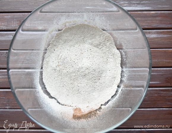 Соединить сухие компоненты и просеять через сито.