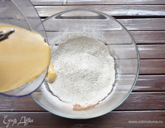 Соединить сухую смесь и жидкую составляющую теста.