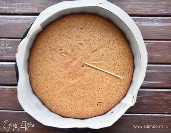 Выпекать коврижку в духовке, разогретой до 170°C, 45 минут. Готовность проверить деревянной зубочисткой.