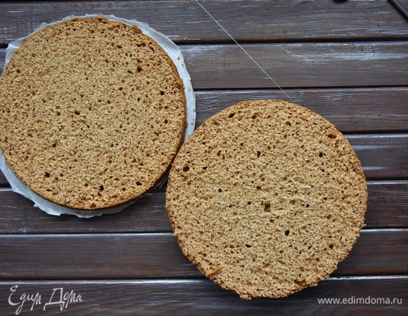 Корж извлечь из формы и полностью остудить на решетке. Разрезать на две части. Оба коржа пропитать небольшим количеством коньяка и нанести на нижний корж толстый слой любого густого джема.