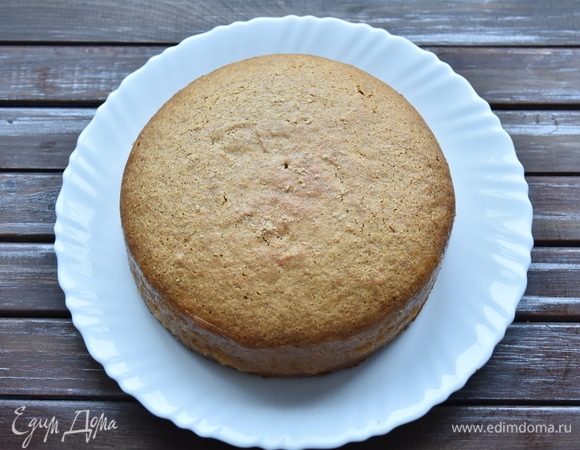 Завернуть готовую коврижку в пищевую пленку и оставить в прохладном месте на 5–8 часов. Украсить по желанию.