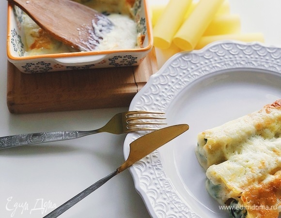 Натираем сыр на терке. Я взяла моцареллу, ибо хотела более нежный вкус, можно взять любой сыр. За 5–7 минут до приготовления, посыпаем наши каннеллони сыром и снова отправляем в духовку до появления корочки.