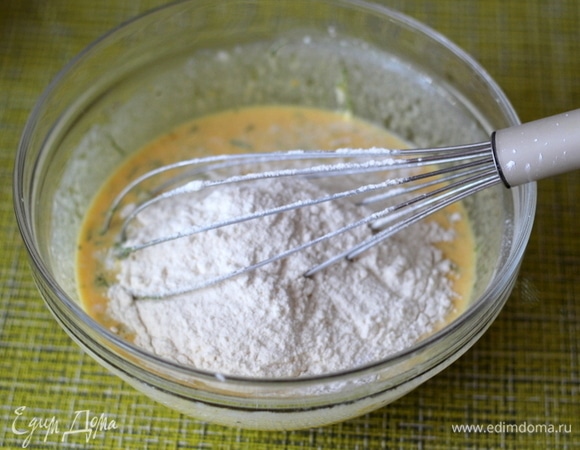 Постепенно добавляем муку, просеянную с разрыхлителем.