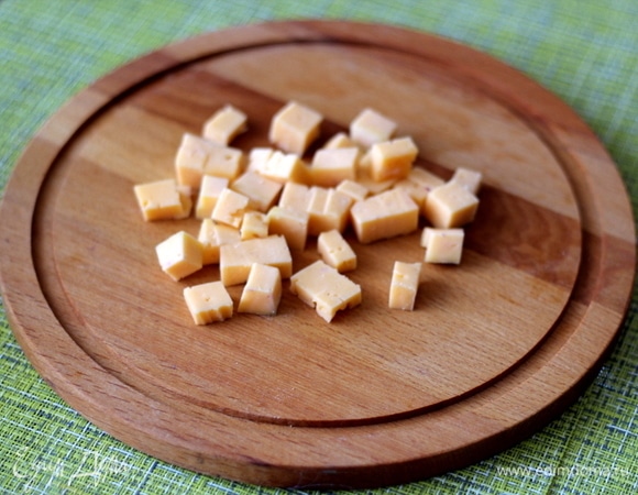 Сыр режем мелкими кубиками.