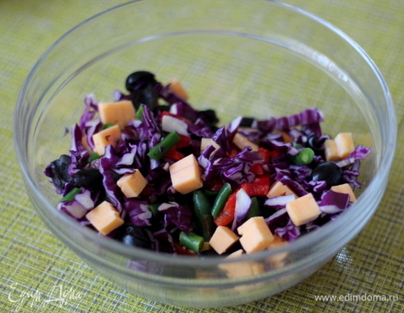 Смешиваем сыр с овощами.