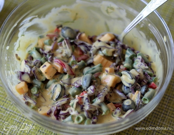 Заливаем тестом овощную смесь и хорошо перемешиваем.