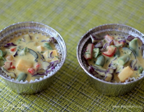 Наполняем капсулы смесью почти до краев. При выпечке маффины поднимаются, так как в составе есть разрыхлитель.