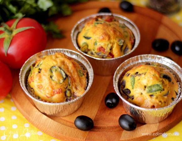 Выпекаем в заранее разогретой до 180°C духовке сначала минут 15, потом убавляем до 160°C и выпекаем еще 15–20 минут — ориентируйтесь на свою духовку. Достаем, остужаем.