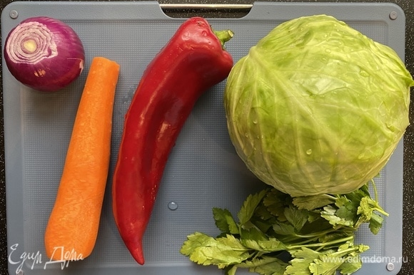 Капусту нарезаем шашками 2x2 см, лук и морковь — кубиком со стороной 0,5 см, красный сладкий перец — соломкой, петрушку шинкуем.