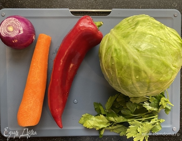 Капусту нарезаем шашками 2x2 см, лук и морковь — кубиком со стороной 0,5 см, красный сладкий перец — соломкой, петрушку шинкуем.
