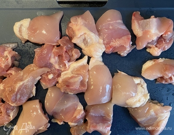 Курицу нарезаем крупными кусочками. Обжариваем около 5–6 минут.