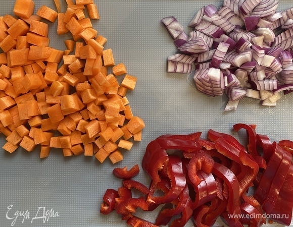 На второй сковороде обжариваем лук и морковь до золотистого цвета, добавляем томатную пасту и 3 чайных ложки сахара. Тушим 4 минуты.