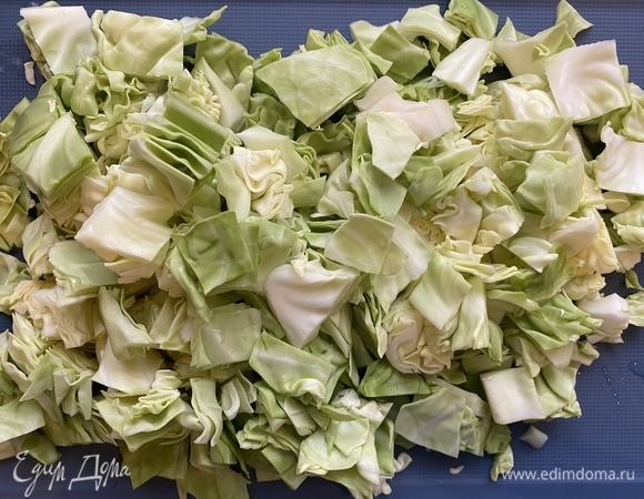 В кастрюлю с толстым дном наливаем немножко оливкового масл , выкладываем капусту, добавляем курицу и потушенные с томатной пастой лук и морковь.