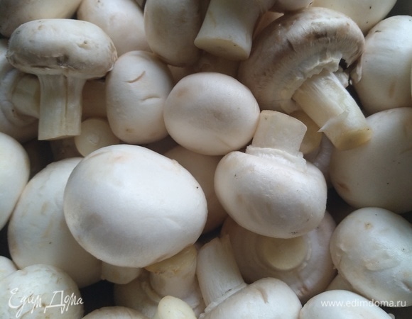 Шампиньоны лучше взять маленькие по размеру. Сперва их моем и чистим при необходимости.