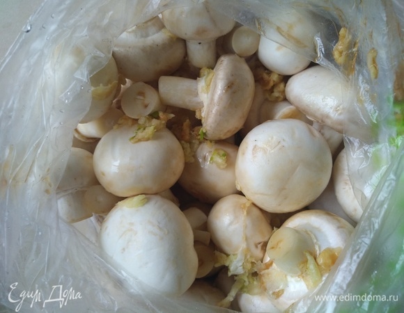 Складываем в пакетик, добавляем соевый соус и чеснок, перемешиваем и оставляем немного промариноваться.