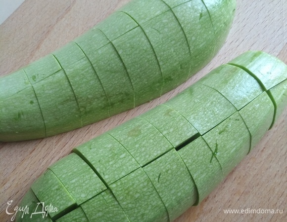 Кабачок нарезаем и слегка солим. Сладкий перец режем крупными кусочками.