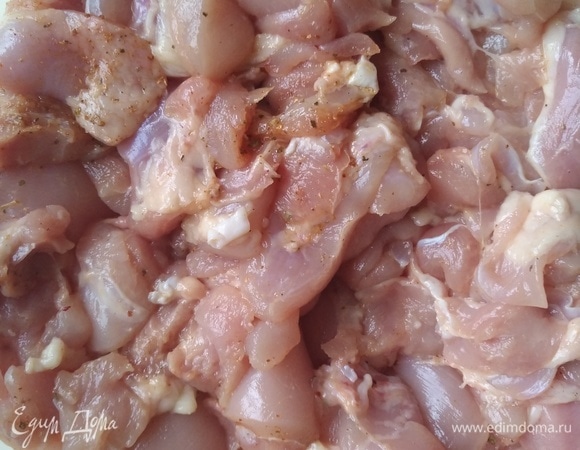 Возьмем мякоть бедра (если у вас бедро, нужно вырезать косточку), моем, режем на кусочки и добавляем любимые специи, у меня это паприка, перец и соль.