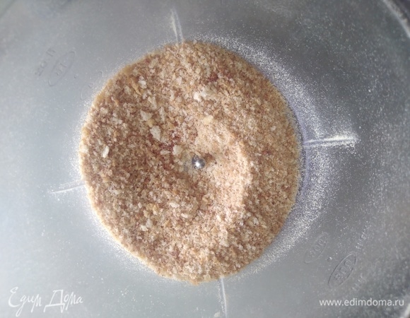 Белые домашние сухари измельчить в крошку.