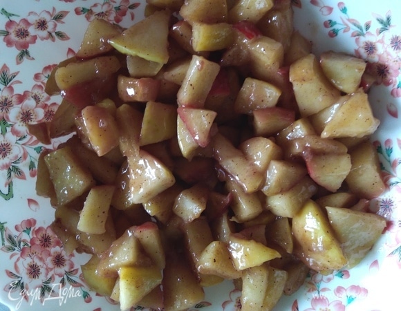 Крахмал смешать с водой, влить к яблокам, перемешать. Остудить начинку.