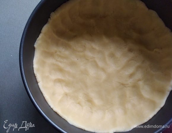 Взять разъемную форму для выпечки диаметром 20–22 см. Тесто распределить по дну формы, сделав невысокие бортики. Убрать в морозилку на 10–15 минут.