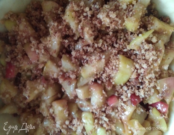 Распределить яблочную начинку, сверху посыпать оставшейся крошкой. Поставить в духовку на 35 минут.