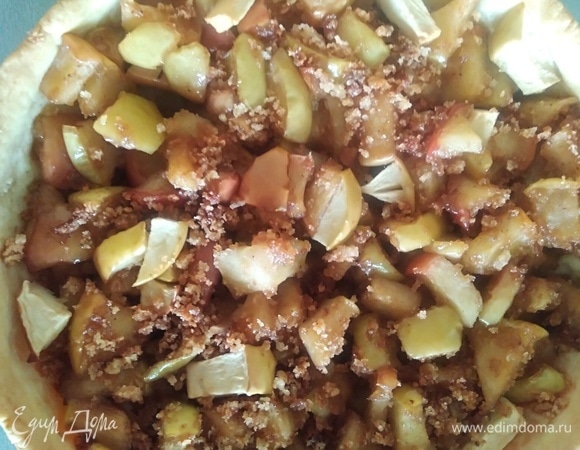 Пирог немного остудить и освободить от формы.