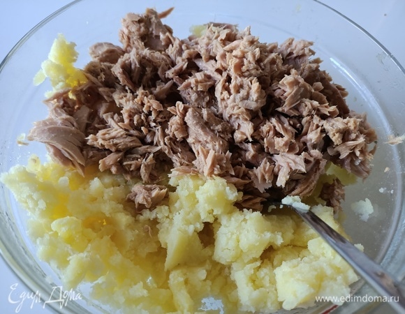 Картофель сварить, остудить и размять с помощью вилки. С тунца слить жидкость, добавить к картофелю.