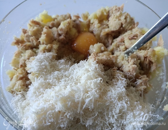 Далее добавить яйцо и тертый сыр.