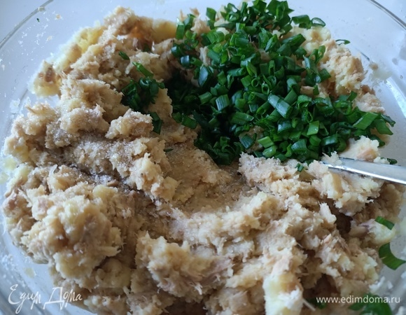 Зеленый лук мелко нарезать, добавить к картофелю и посолить.