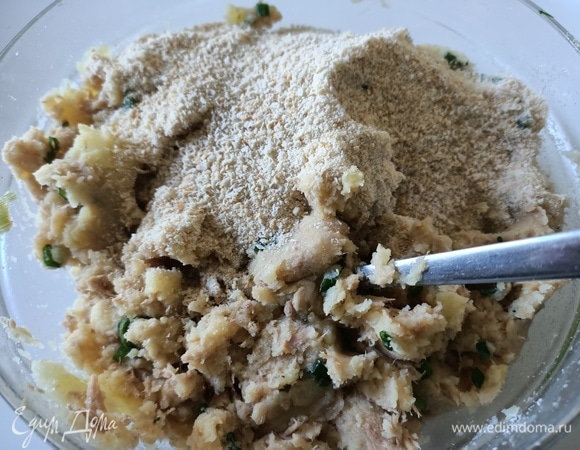 Добавить 80 г панировочных сухарей, все хорошо перемешать.