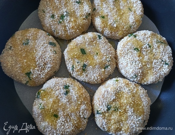 Руки смажьте подсолнечным маслом (так будет удобнее работать с картофельным тестом).Из половины теста сделать небольшие шарики. Возьмите один шарик, расплющите его в круглую шайбу и обваляйте в панировочных сухарях. Выложите в форму для запекания, сверху полейте оливковым маслом. Выпекать 30 минут в предварительно разогретой до 180°C духовке.